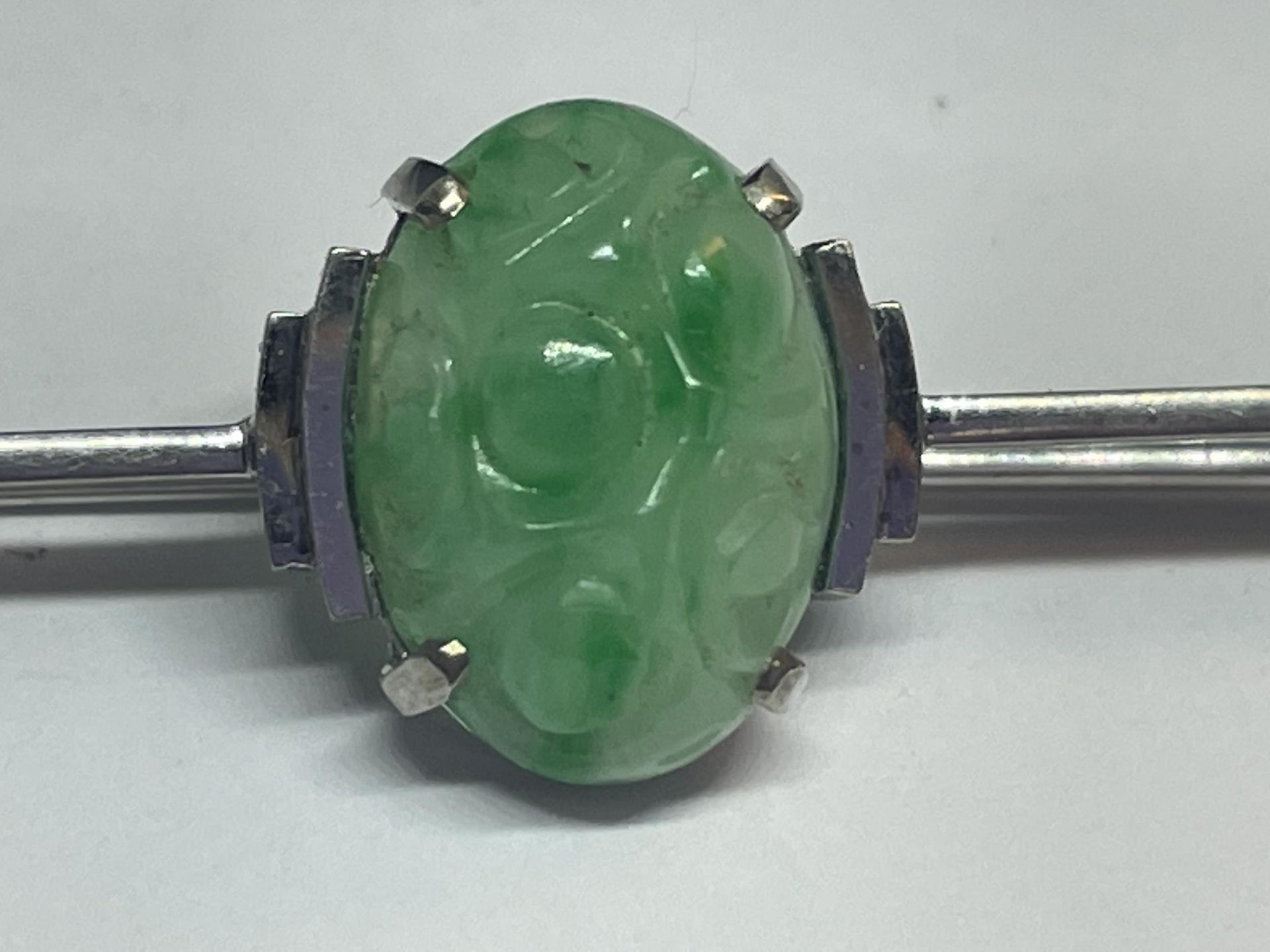 A 9 CARAT WHITE GOLD BROOCH WITH A CENTRE JADE STONE GROSS WEIGHT 3.7 GRAMS IN A PRESENTATION BOX - Image 2 of 4