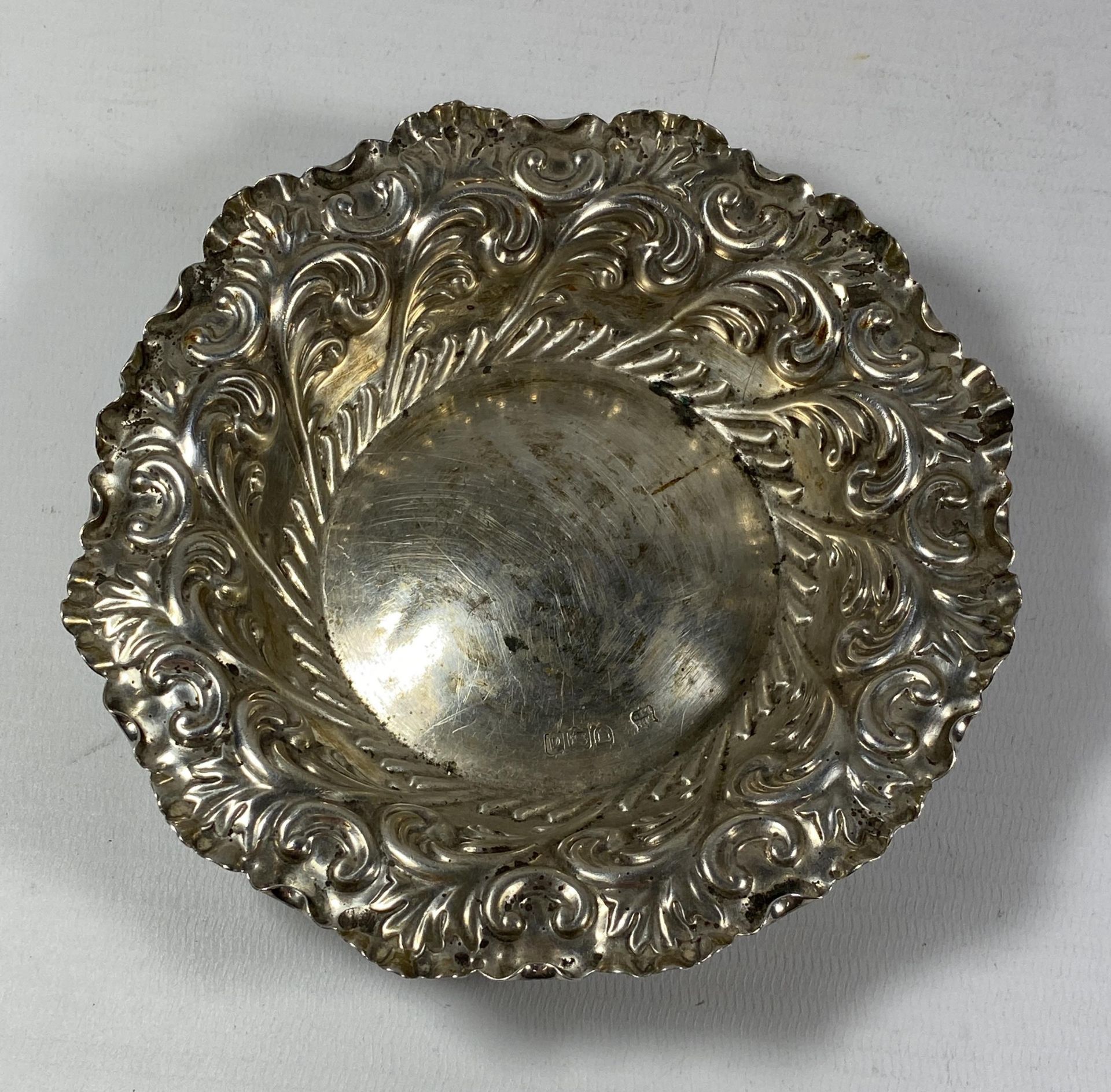 A VICTORIAN SILVER DISH, HALLMARKS FOR LONDON, 1899, MAKERS FENTON BROTHERS LTD, WEIGHT 85G