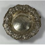 A VICTORIAN SILVER DISH, HALLMARKS FOR LONDON, 1899, MAKERS FENTON BROTHERS LTD, WEIGHT 85G