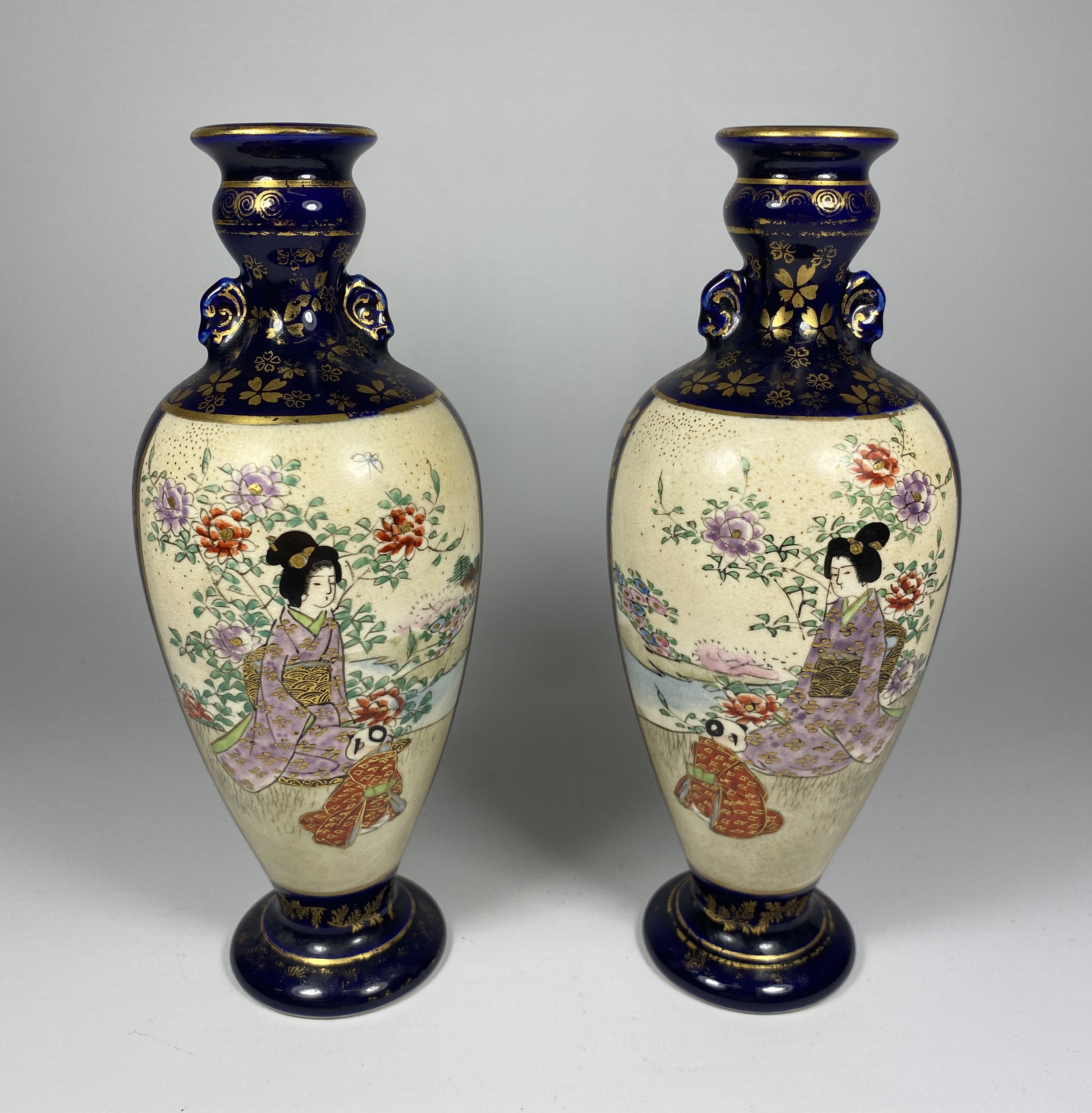 A PAIR OF JAPANESE SATSUMA MEIJI PERIOD (1868-1912) POTTERY VASES, HEIGHT 18CM