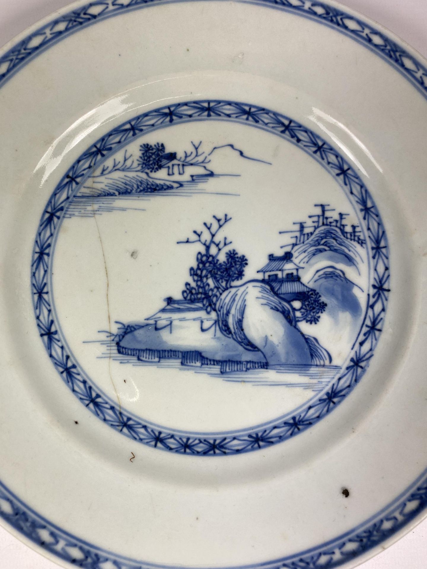 AN 18/19TH CENTURY CHINESE BLUE AND WHITE PORCELAIN PLATE, DIAMETER 22.5CM - Bild 2 aus 3