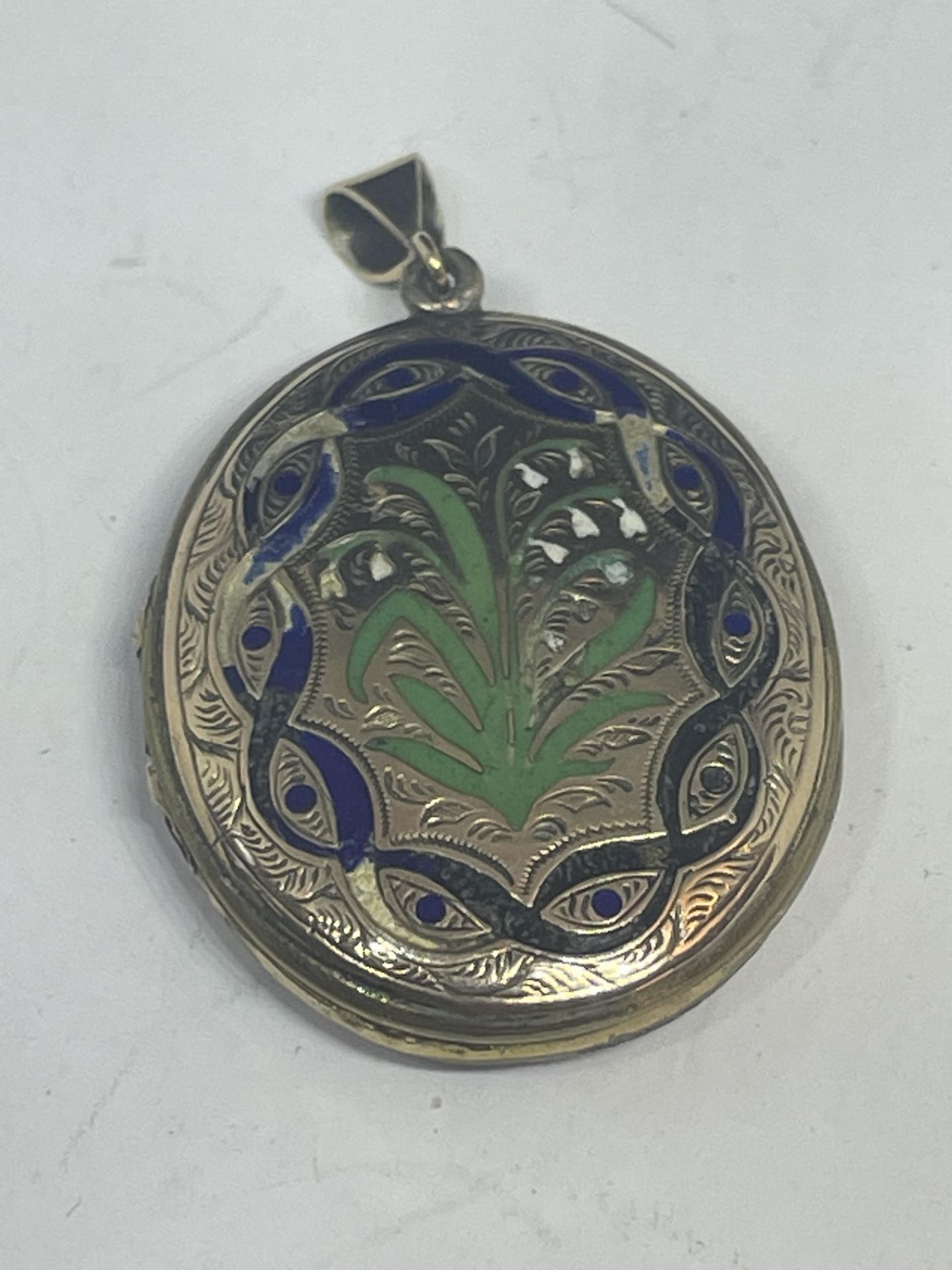 A 9 CARAT GOLD LOCKET WITH ENANEL SNOWDROP DESIGN GROSS WEIGHT 5.84 GRAMS