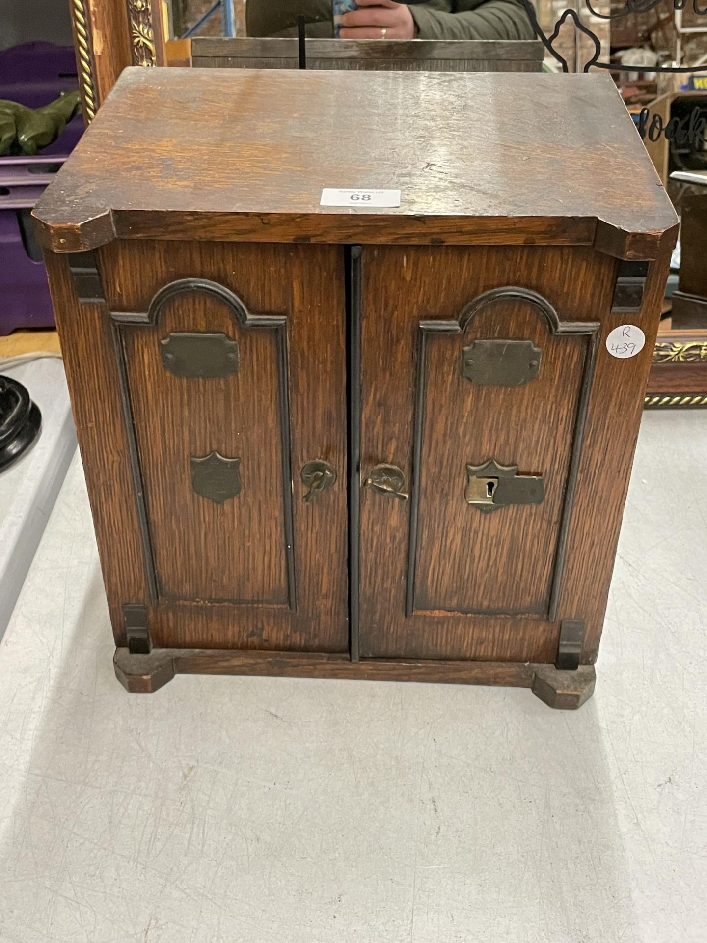 AN EARLY 20TH CENTURY OAK TABLE TOP CABINET MODELLED AS A TWIN DOOR SAFE - Image 2 of 3