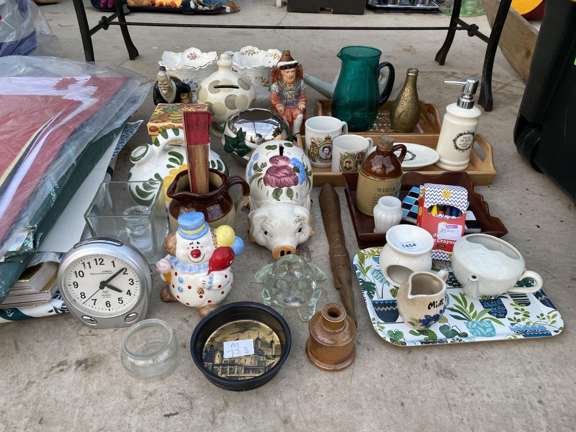 AN ASSORTMENT OF ITEMS TO INCLUDE MONEY BOXES, WOODEN TRAYS AND PLANTERS ETC - Image 2 of 5
