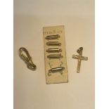 SEVEN 9 CARAT GOLD ITEMS TO INCLUDE A CROSS PENDANT, A CLIP AND FIVE FASTENERS