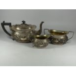 AN EDWARDIAN SILVER THREE PIECE TEA SET COMPRISING TEAPOT, SUGAR BOWL AND CREAM JUG, HALLMARKS FOR