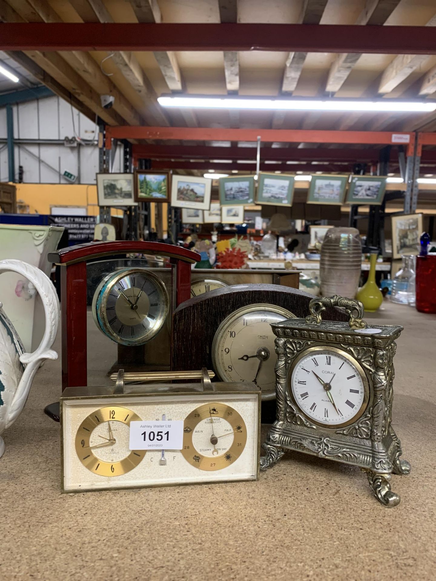 FIVE VINTAGE MANTLE CLOCKS TO INCLUDE A MAHOGANY CASED SMITHS