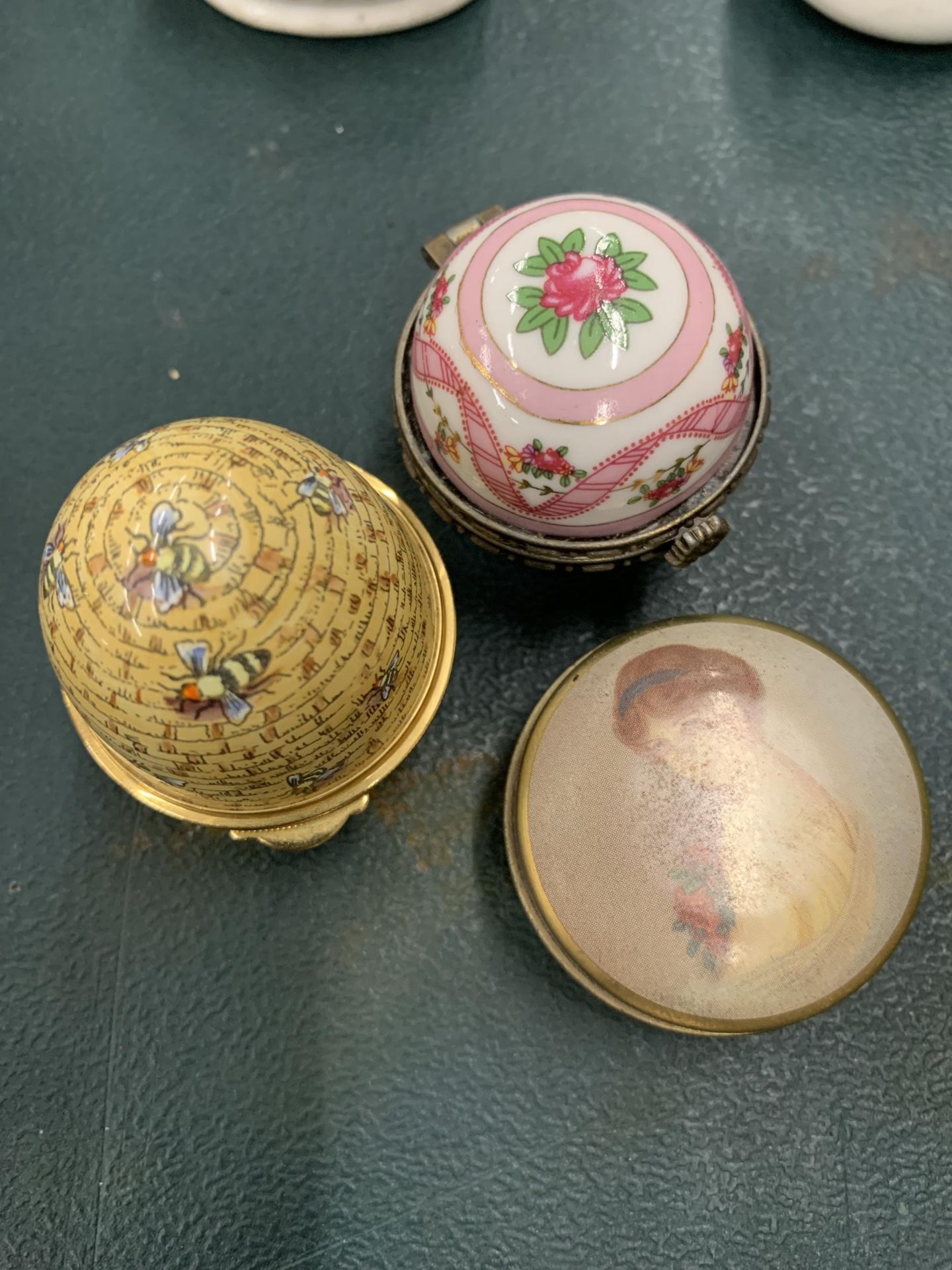 A QUANTITY OF VINTAGE TRINKET BOXES TO INCLUDE A BILSTON ENAMEL EXAMPLE, AN OYSTER SHELL, ETC - Image 4 of 5