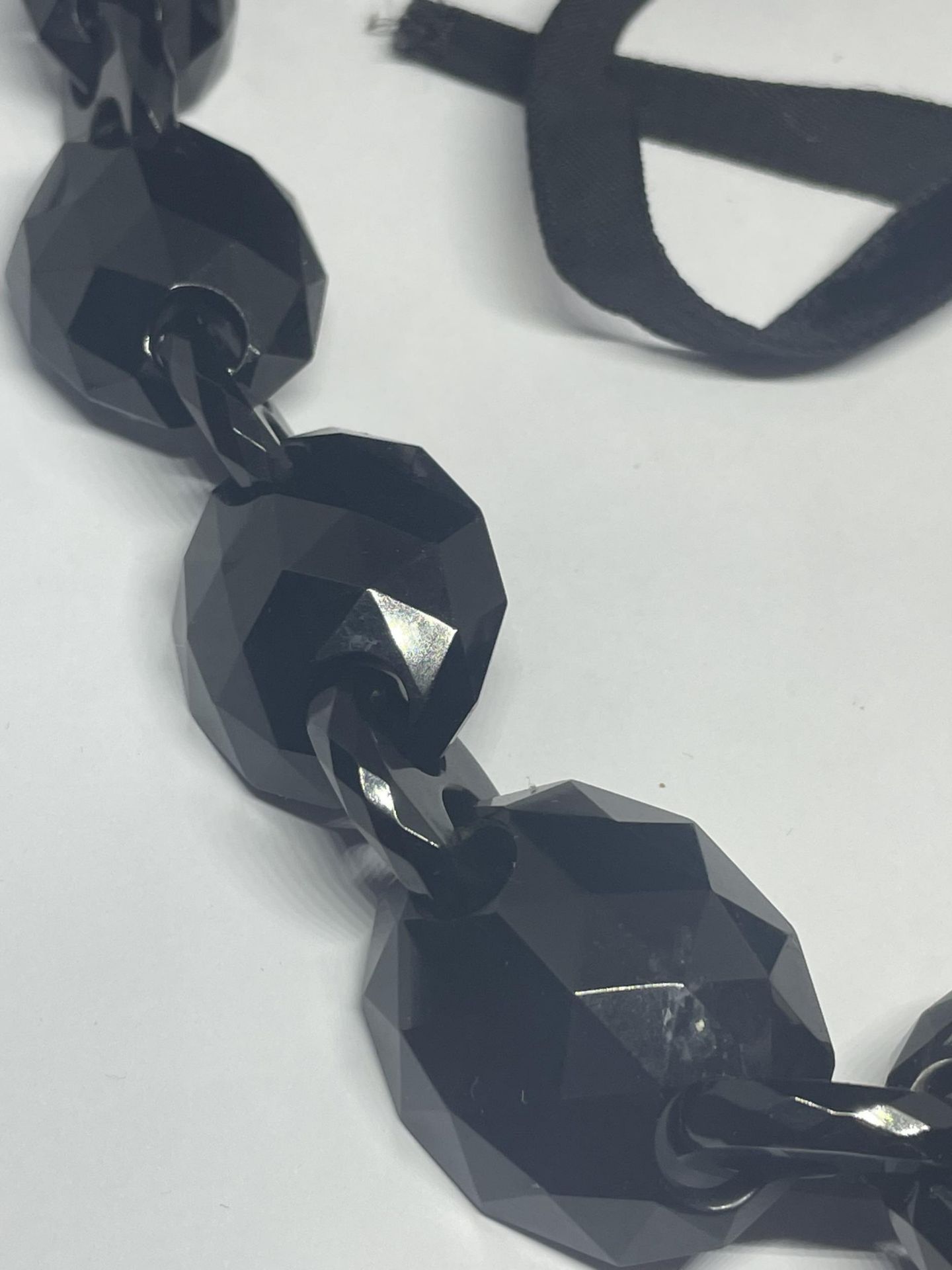 A WHITBY JET NECKLACE - Image 3 of 4