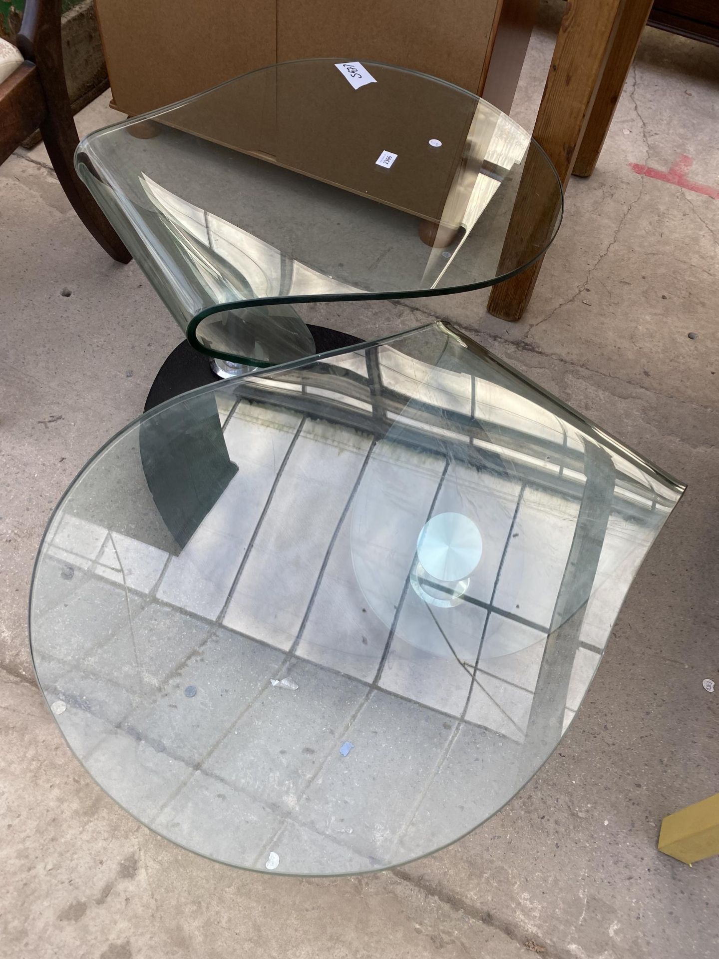 A 1970'S GLASS SWING COFFEE TABLE ON OVAL EBONISED BASE, ENCLOSING CHAIN MECHANISM - Image 5 of 5