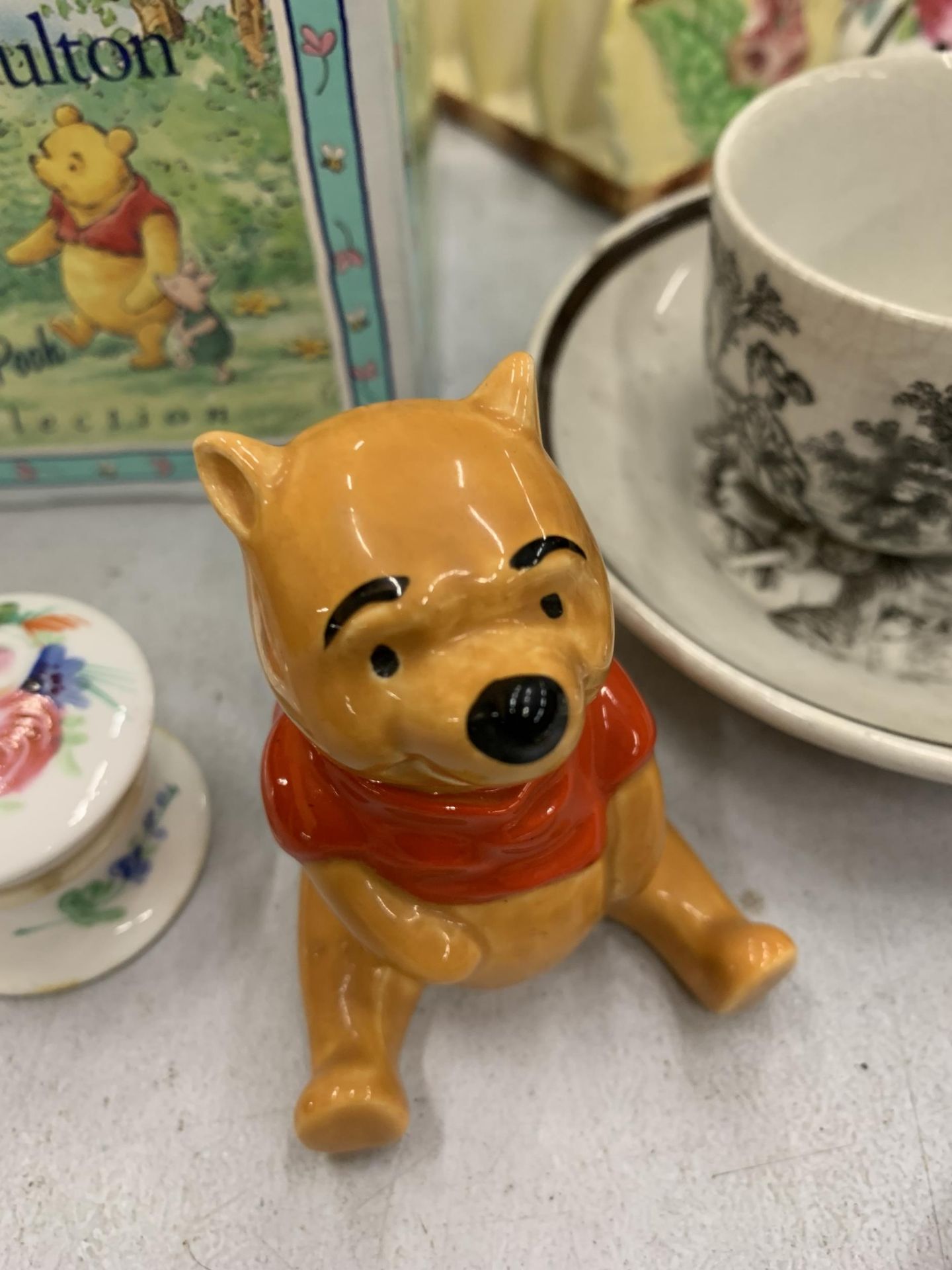 A QUANTITY OF CERAMIC ITEMS TO INCLUDE A BOXED ROYAL DOULTON WINNIE-THE-POOH, ROYAL COPENHAGEN ' - Image 5 of 5
