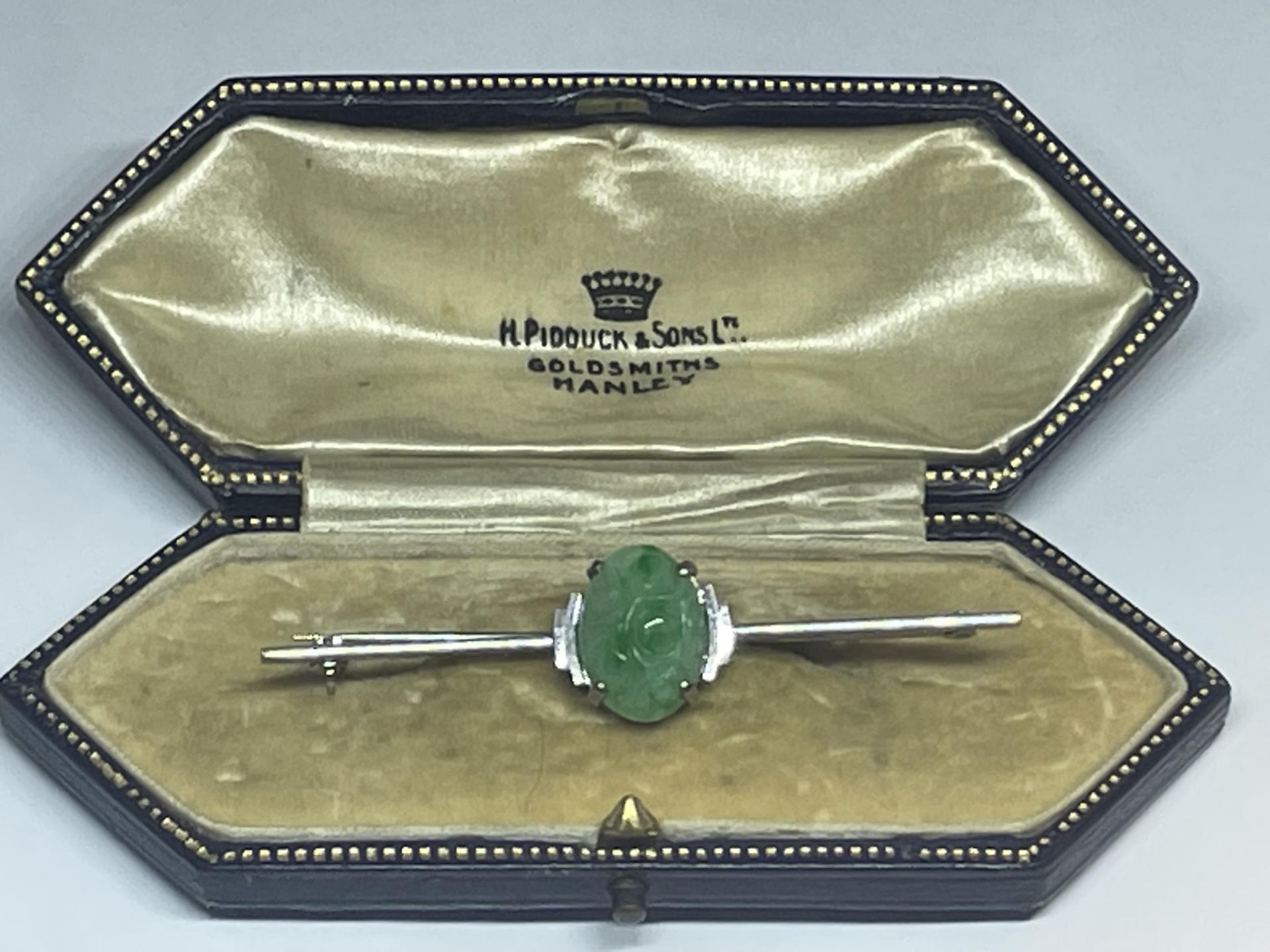 A 9 CARAT WHITE GOLD BROOCH WITH A CENTRE JADE STONE GROSS WEIGHT 3.7 GRAMS IN A PRESENTATION BOX - Image 4 of 4