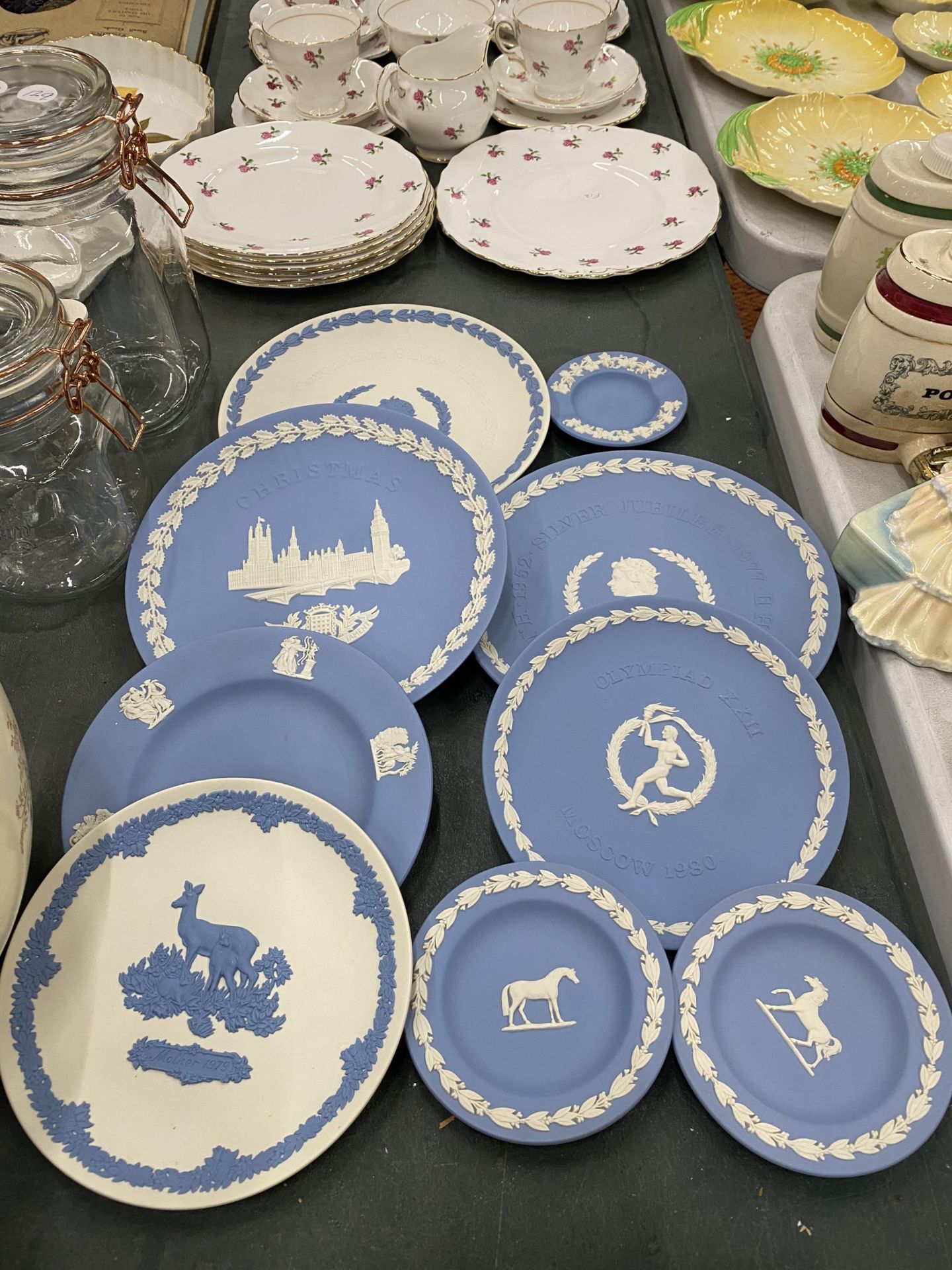 A COLLECTION OF WEDGWOOD JASPERWARE CABINET PLATES TO INCLUDE CHRISTMAS, THE SILVER JUBILEE,