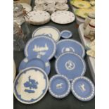 A COLLECTION OF WEDGWOOD JASPERWARE CABINET PLATES TO INCLUDE CHRISTMAS, THE SILVER JUBILEE,