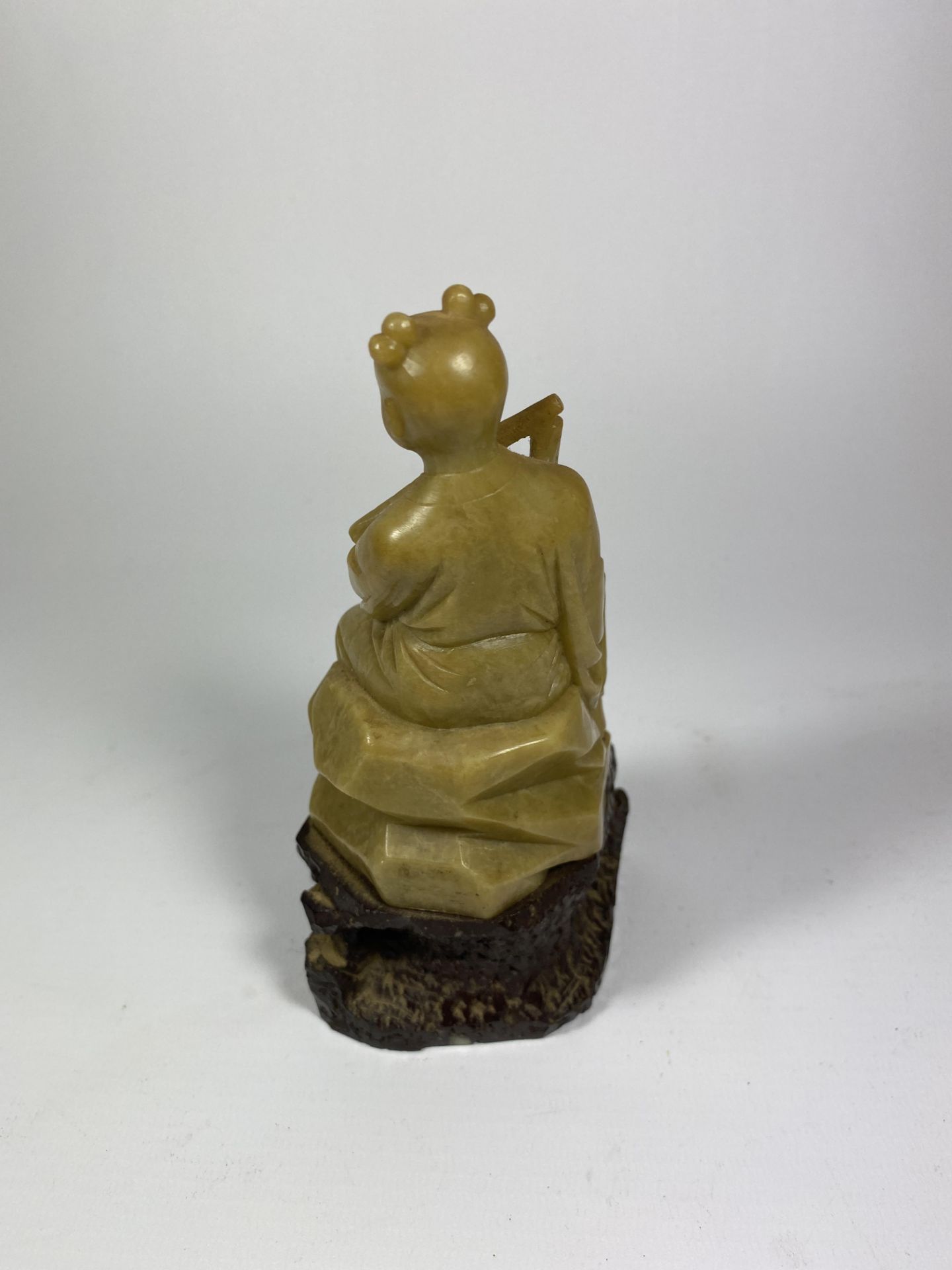 AN ORIENTAL JADE STYLE FIGURE, HEIGHT 16CM - Image 2 of 3