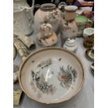 FIVE PIECES OF ORIENTAL STYLE POTTERY TO INCLUDE BOWLS, VASES, GINGER JAR, ETC, IN PALE PEACH WITH A