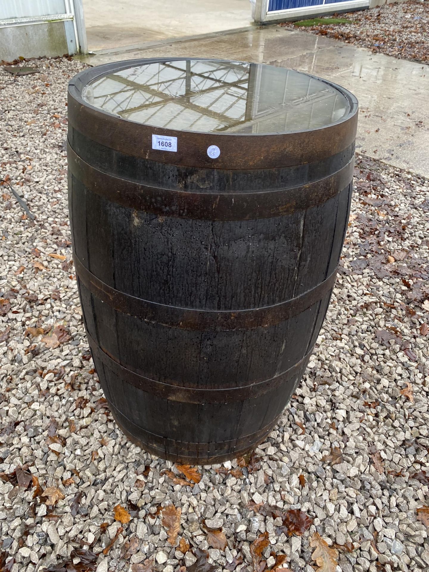 A VINTAGE OAK WHISKY BARREL WITH METAL BANDING (HEIGHT 90 CM)