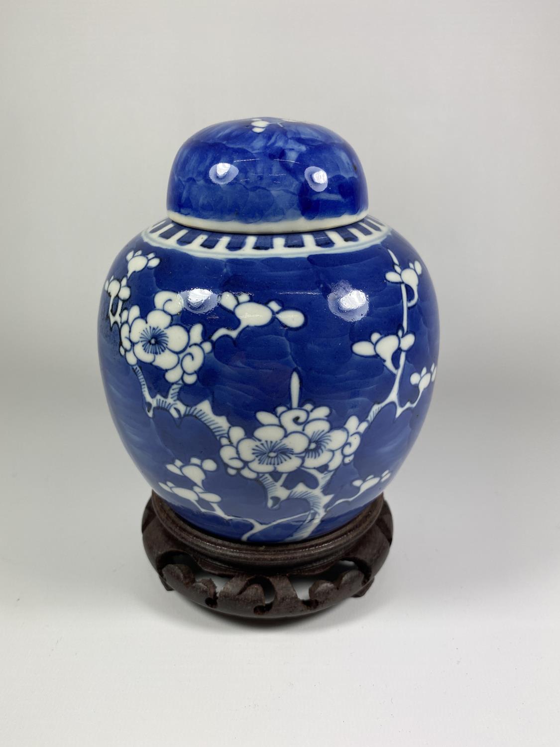 A LATE 19TH CENTURY CHINESE PORCELAIN PRUNUS BLOSSOM PATTERN GINGER JAR ON WOODEN BASE, DOUBLE