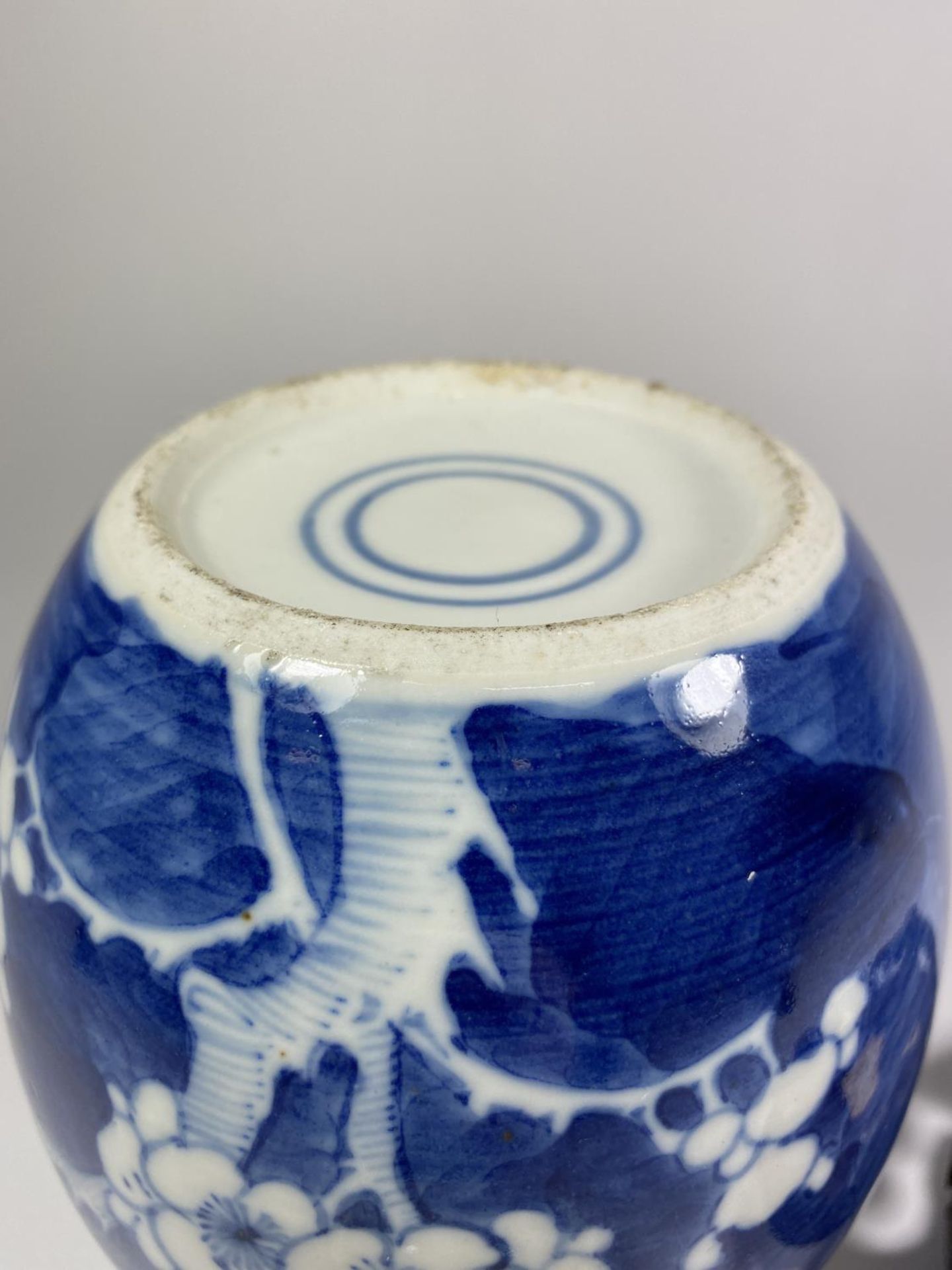 A LATE 19TH CENTURY CHINESE PORCELAIN PRUNUS BLOSSOM PATTERN GINGER JAR ON WOODEN BASE, DOUBLE - Image 4 of 5