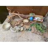 AN ASSORTMENT OF DECORATIVE ITEMS TO INCLUDE DRIFT WOOD, A SEED FEEDER AND BOWLS ETC