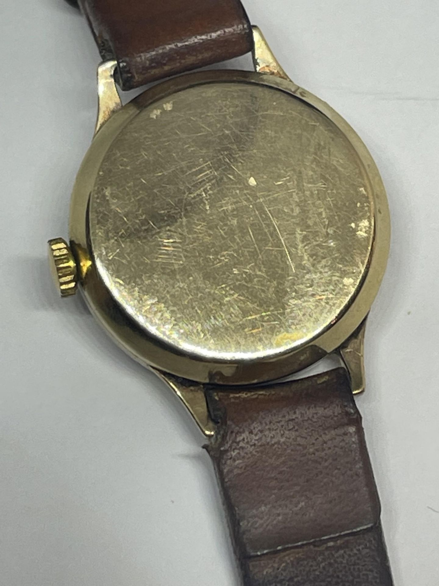 A LADIES CYMA 9 CARAT GOLD CASED WRIST WATCH WITH BROWN LEATHER STRAP SEEN WORKING AT THE TIME OF - Image 3 of 3