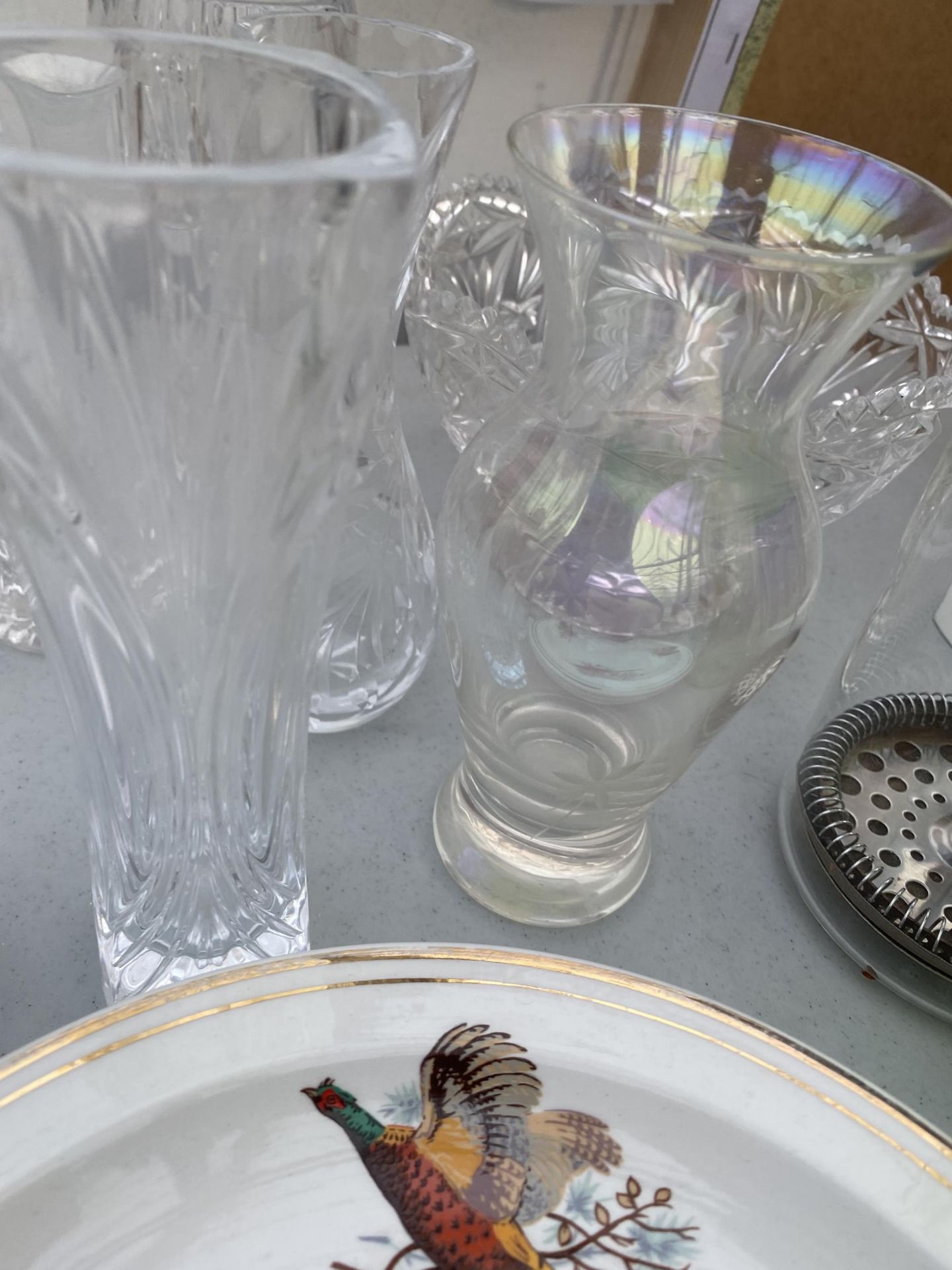 AN ASSORTMENT OF CERAMICS AND GLASS WARE TO INCLUDE PLATES AND VASES ETC - Image 5 of 5