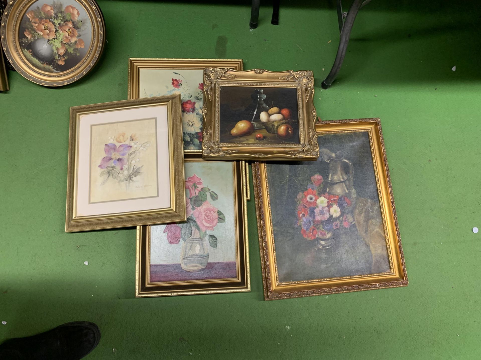 FOUR STILL LIFE OIL ON BOARD PAINTINGS OF FLOWERS PLUS A PRINT IN GILT FRAMES