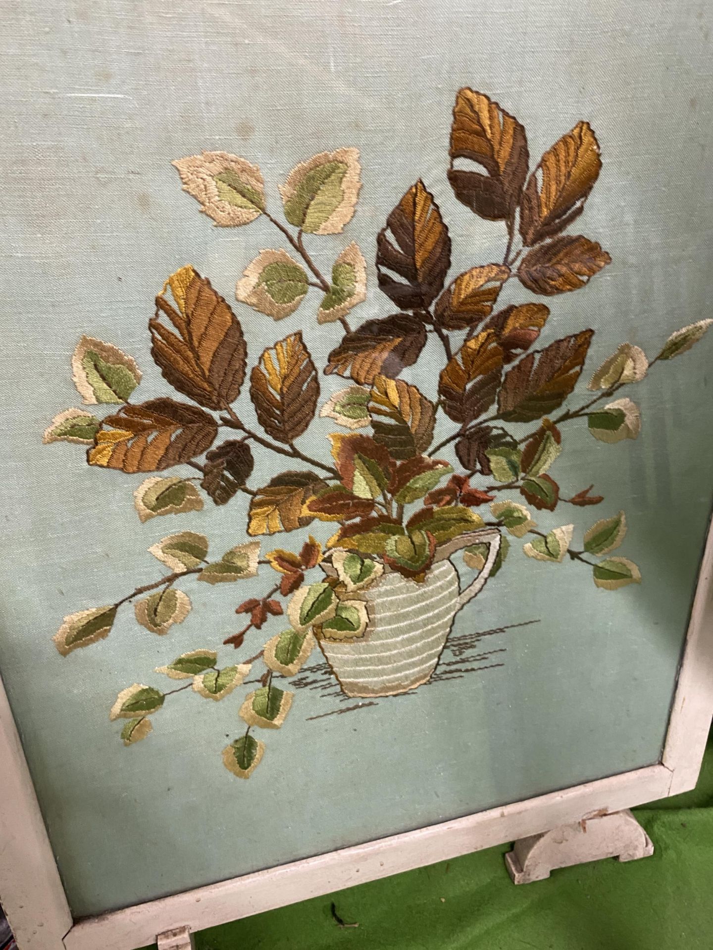 A VINTAGE FLORAL EMBOROIDERED FIRE SCREEN - Image 2 of 2