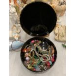 AN ORIENTAL STYLE LACQUERED BOX CONTAINING A QUANTITY OF COSTUME JEWELLERY TO INCLUDE NECKLACES,