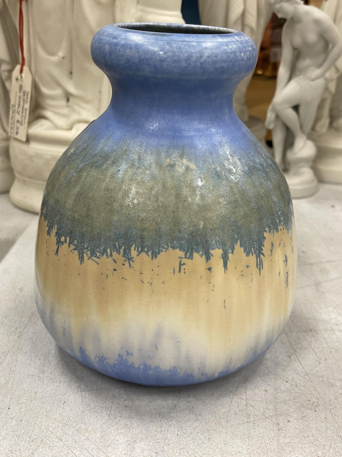 AN ART DECO RUSKIN POTTERY VASE WITH IMPRESSED DATE MARKS TO BASE, 1931