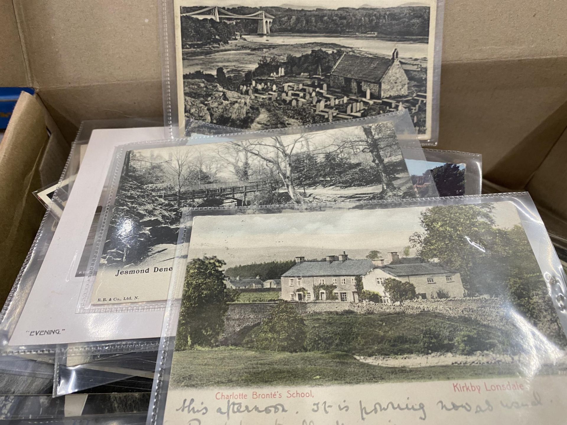 A LARGE COLLECTION OF VINTAGE POSTCARDS IN SLEEVES TO INCLUDE PLACES OF INTEREST SOUVENIR, THE - Image 3 of 4