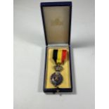 A VINTAGE BOXED FRENCH MEDAL & RIBBON