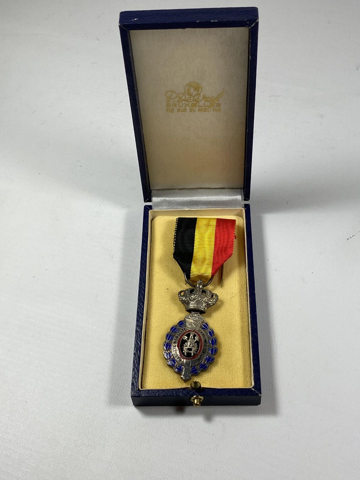 A VINTAGE BOXED FRENCH MEDAL & RIBBON