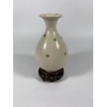 A CHINESE PORCELAIN BOTTLE VASE ON CARVED WOODEN STAND, HEIGHT OF VASE 13CM