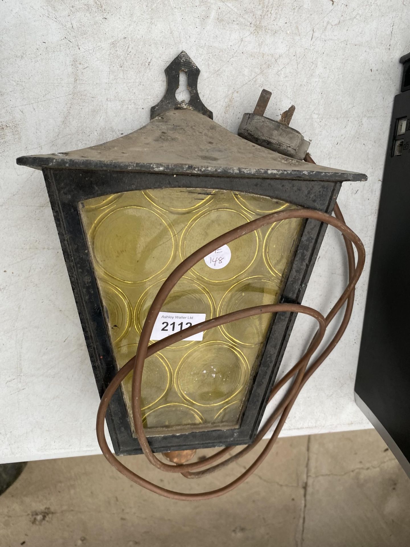 A VINTAGE STYLE WALL HANGING LIGHT FITTING - Image 2 of 2