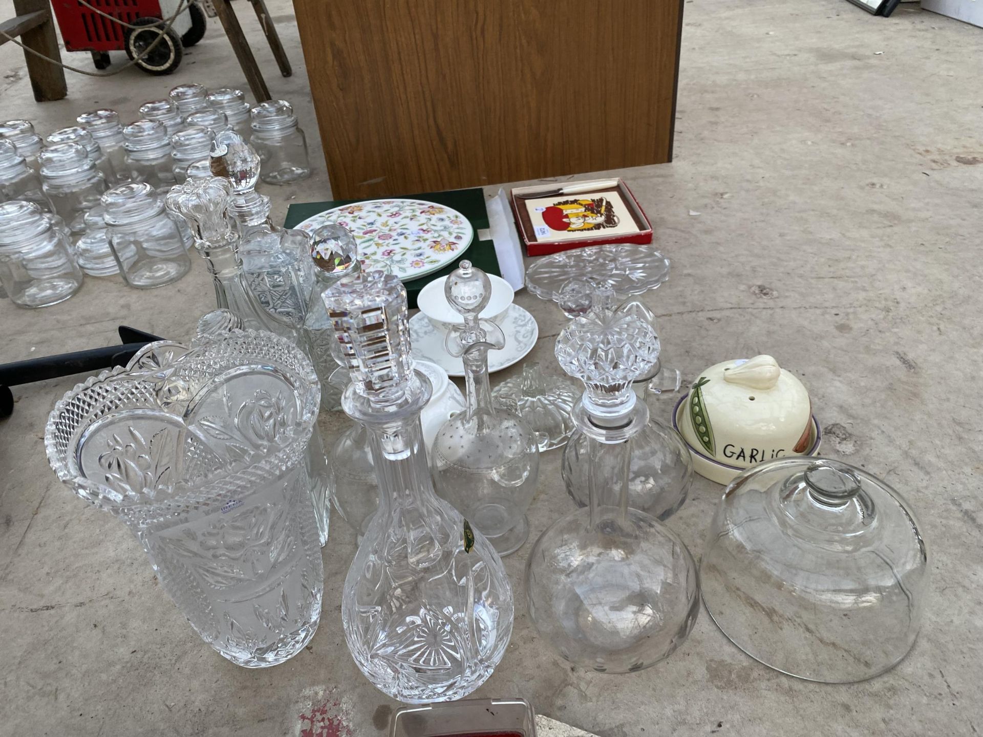 AN ASSORTMENT OF ITEMS TO INCLUDE GLASS DECANTORS, A CHEESE TILE AND A GLASS CLOCHE ETC - Image 2 of 2