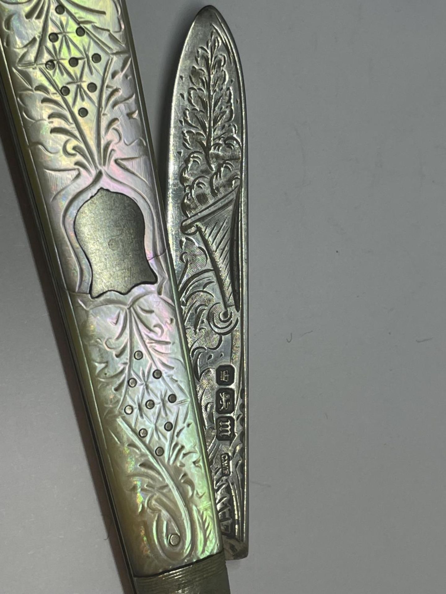 A MOTHER OF PEARL FRUIT KNIFE WITH DECORATIVE HALLMARKED SHEFFIELD 1904 - Image 3 of 3