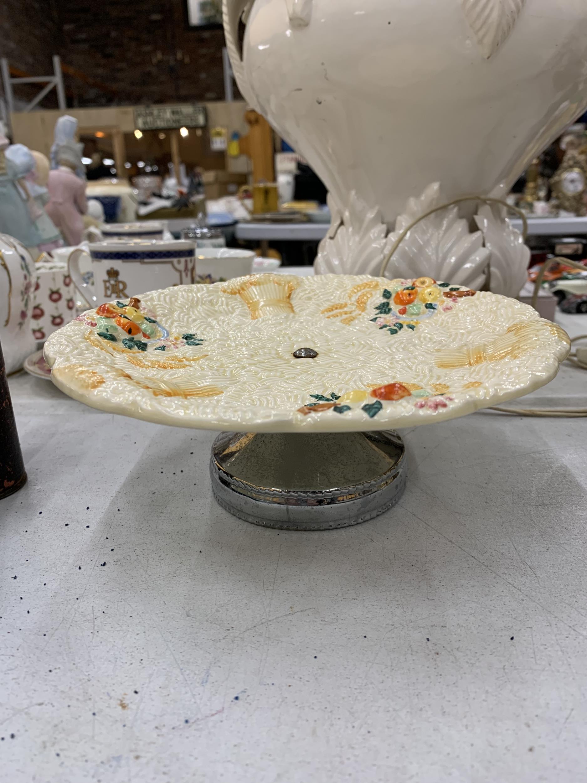 A CLARICE CLIFF 'CELTIC HARVEST' CAKE PLATE ON STAND, DIAMETER 20CM