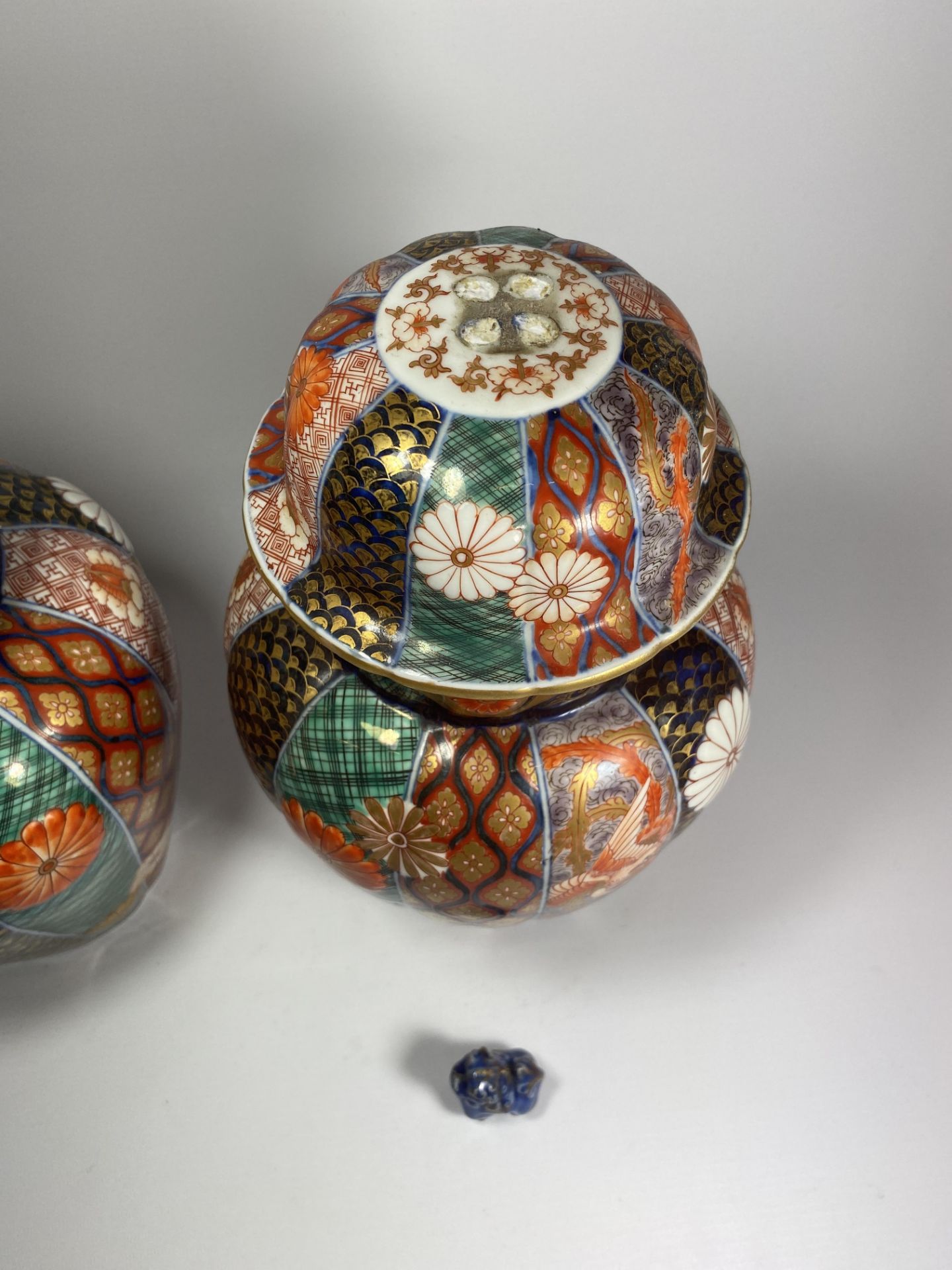 A PAIR OF JAPANESE IMARI MEIJI PERIOD (1868-1912) OVOID FORM LIDDED JARS WITH FOO DOG FINIALS (ONE - Image 4 of 5