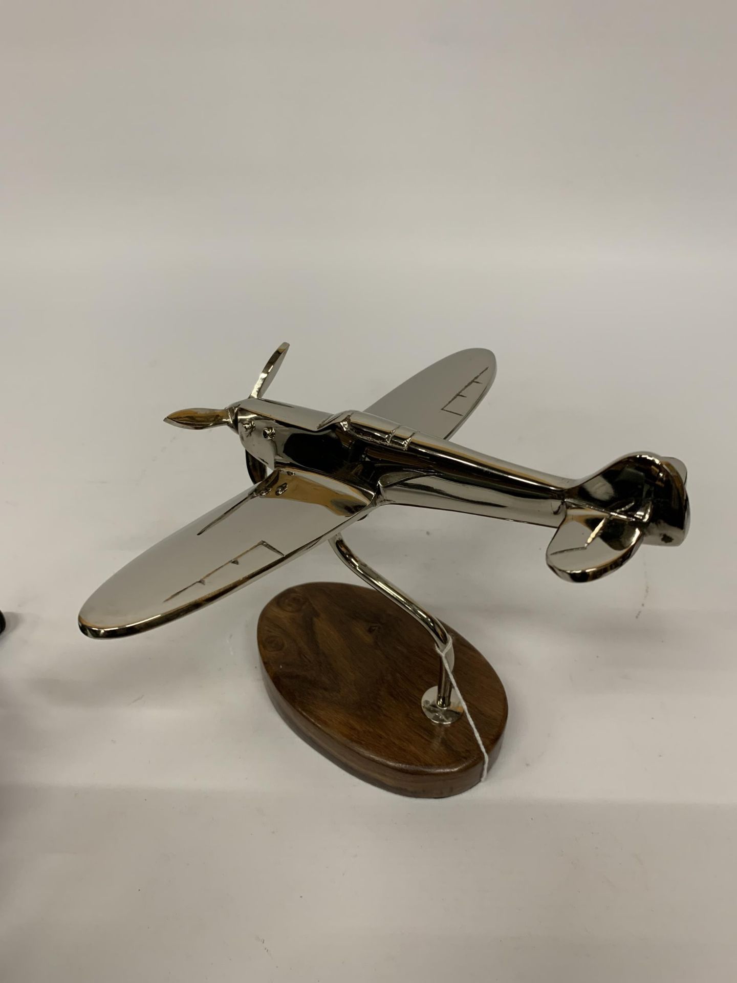 A CHROME SPITFIRE ON A WOODEN BASE HEIGHT 20CM - Image 3 of 4