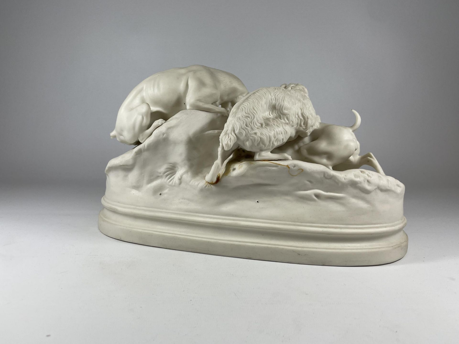 A 19TH CENTURY COPELAND PARIAN WARE FIGURE GROUP OF HUNTING DOGS, (A/F), 32CM LENGTH - Image 4 of 6