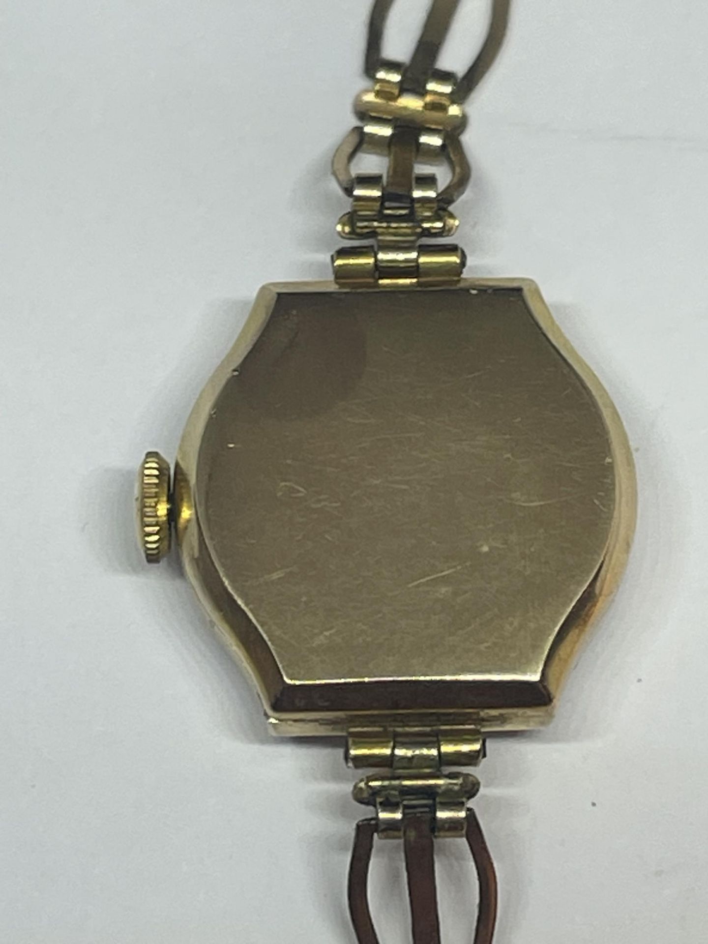 A LADIES SWISS HIRCO 9 CARAT GOLD CASED WRSIT WATCH WITH 12 CARAT GOLD PLATED STRAP SEEN WORKING - Image 4 of 5