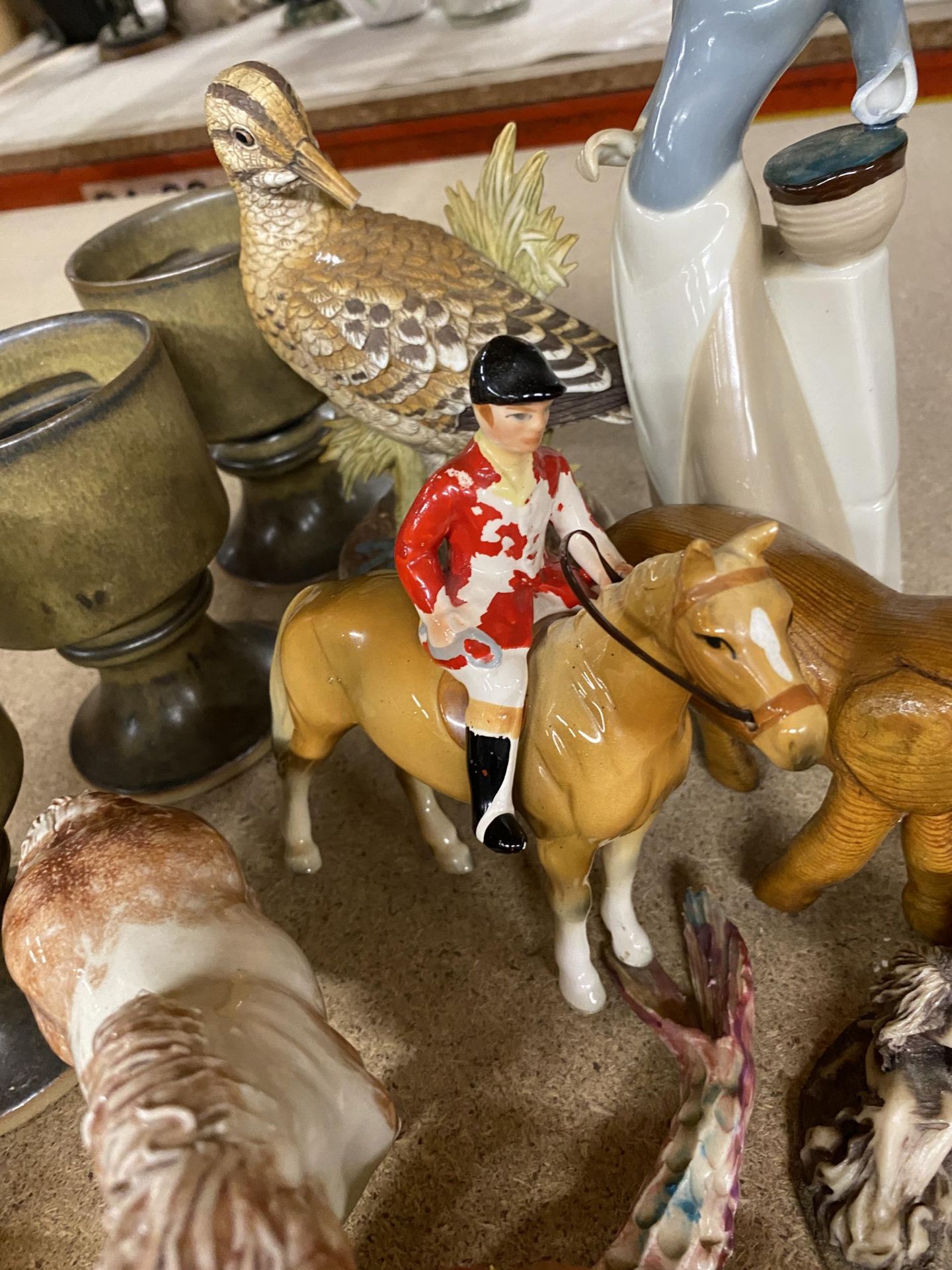 A MIXED LOT TO INCLUDE PAPERWEIGHTS WITH DRAGONS ON TOP, HORSE FIGURES, STONEWARE GOBLETS, ETC - Image 3 of 4