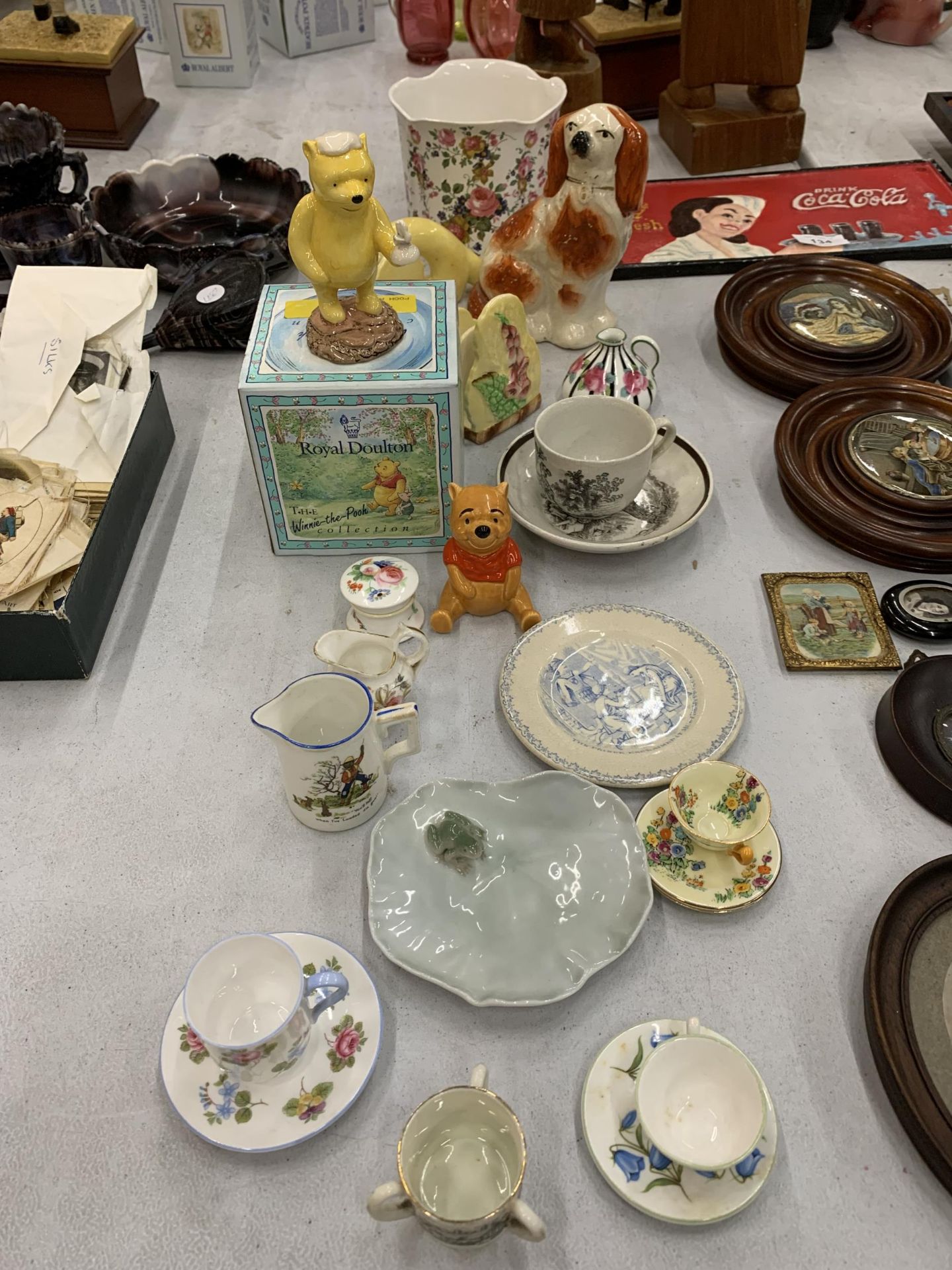 A QUANTITY OF CERAMIC ITEMS TO INCLUDE A BOXED ROYAL DOULTON WINNIE-THE-POOH, ROYAL COPENHAGEN '