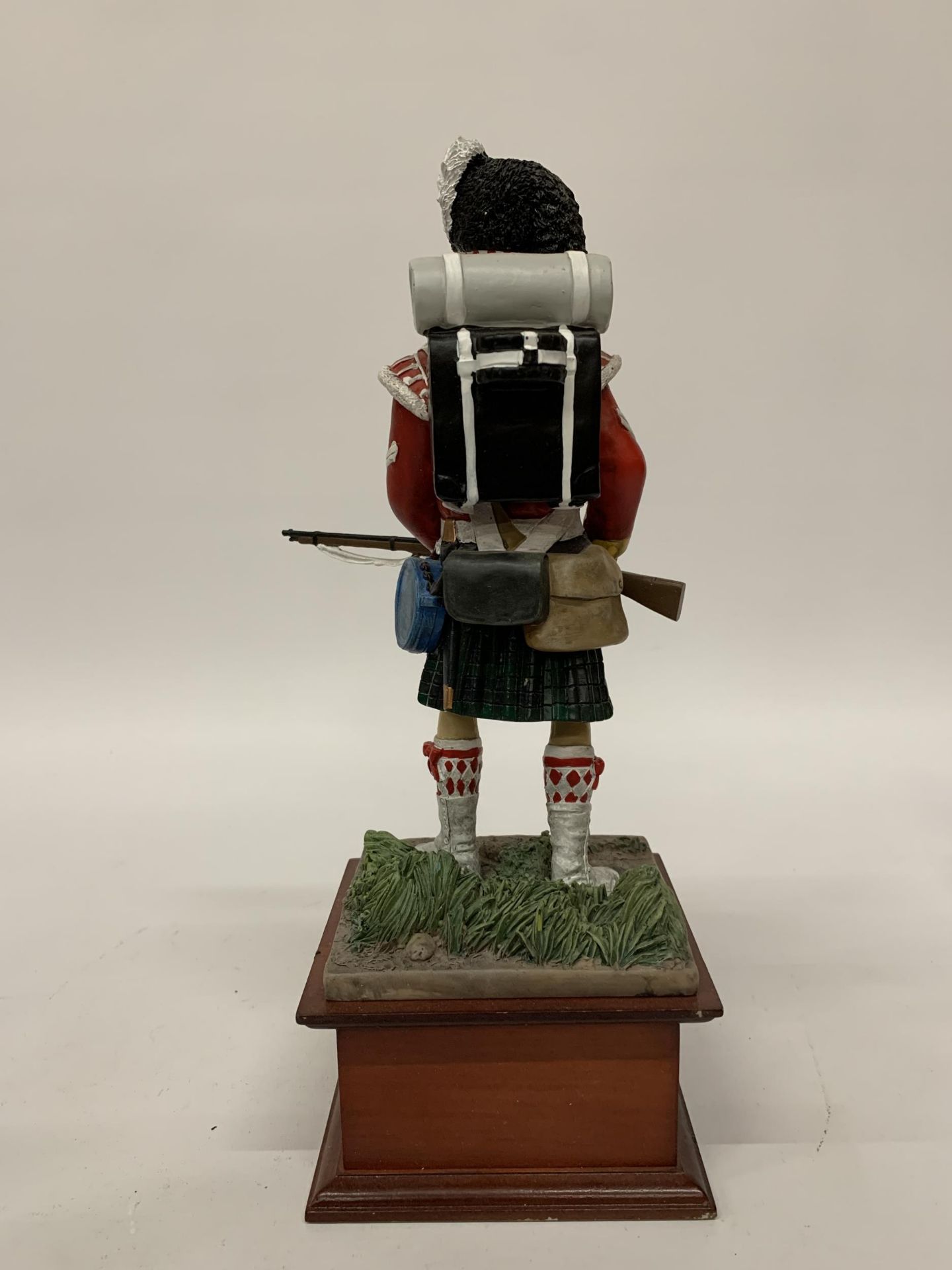 A DANBURY MINT FIGURE OF A CRIMEAN WAR SOLDIER HEIGHT 32CM - Image 5 of 5