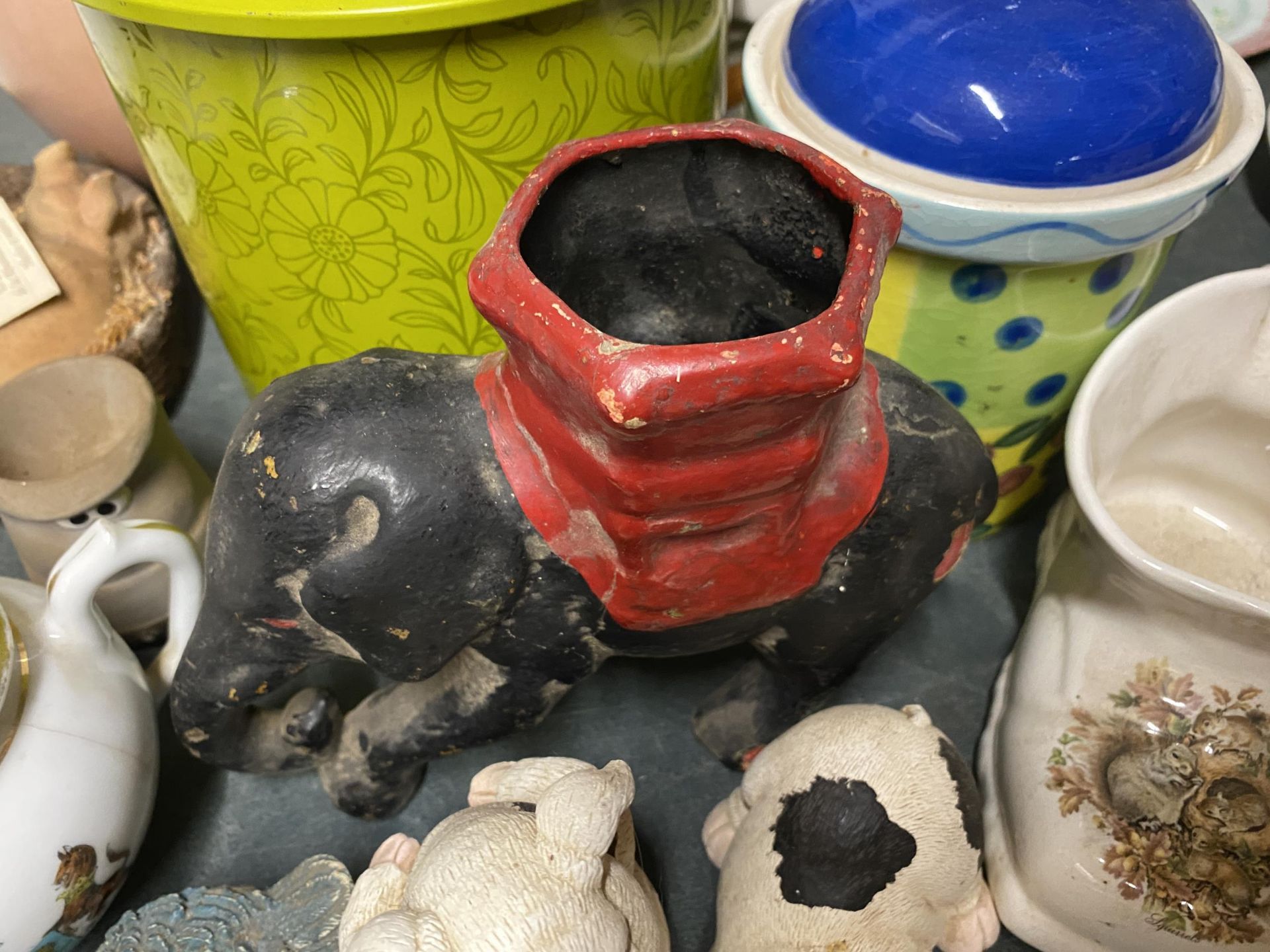 A MIXED LOT TO INCLUDE VASES, PIG FIGURES,PLANTERS, TRINKET BOX, WOODEN GAVEL, ETC - Image 2 of 4