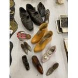 A COLLECTION OF MINIATURE SHOES TO INCLUDE A TREEN SNUFF BOX, VINTAGE CHILDREN'S CLOGS, PIN