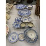 A QUANTITY OF ORIENTAL 19TH CENTURY POTTERY TO INCLUDE CUPS, TEA BOWLS, PLATES, BOWLS, ETC