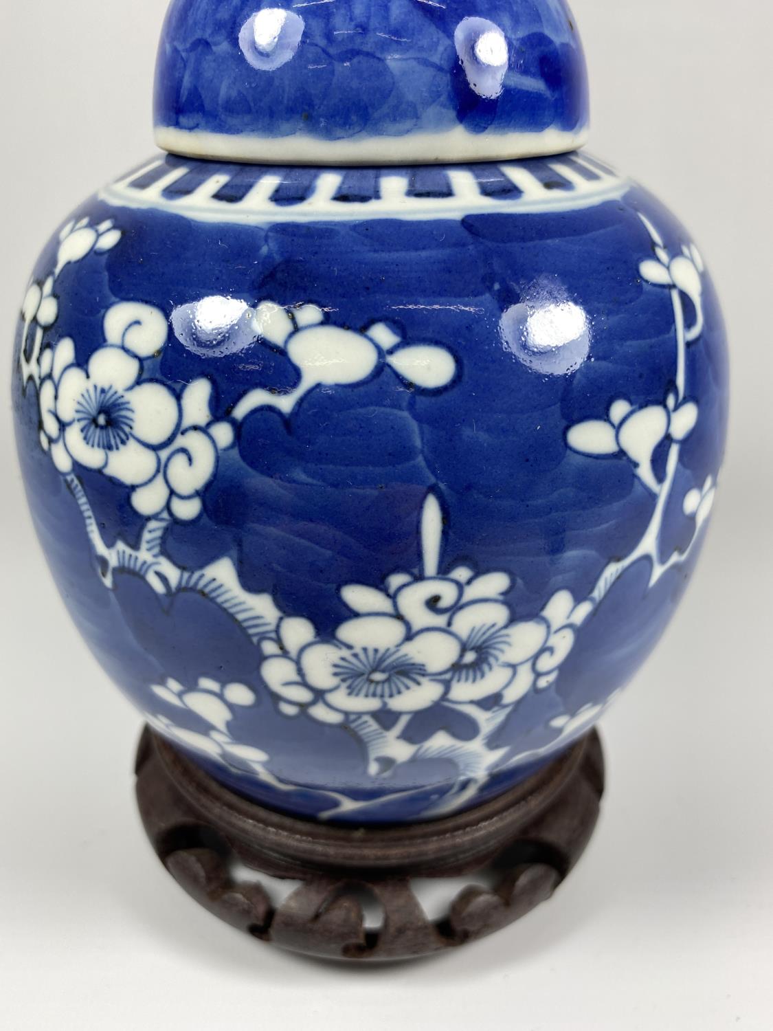 A LATE 19TH CENTURY CHINESE PORCELAIN PRUNUS BLOSSOM PATTERN GINGER JAR ON WOODEN BASE, DOUBLE - Image 2 of 6