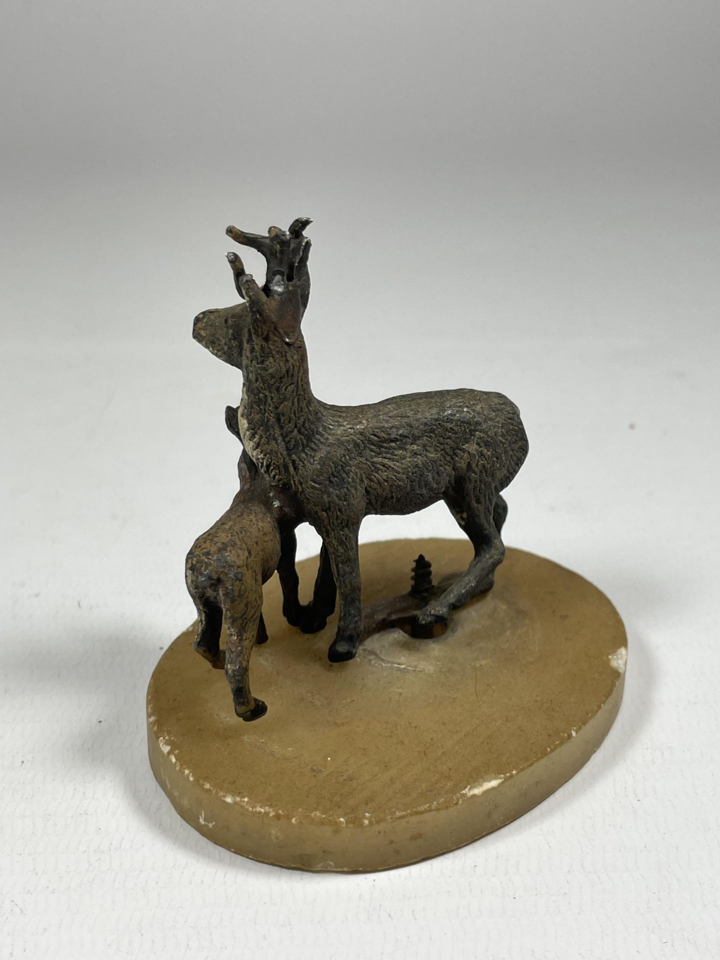 A VINTAGE MINIATURE AUSTRIAN COLD PAINTED SPELTER MODEL OF A DEER & FOAL - Image 5 of 5